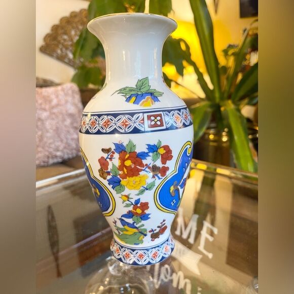 VINTAGE 8 1/2" TALL PORCELAIN HANDPAINTED FLOWERS AND BIRDS VASE - Picture 1 of 6